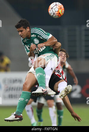 SAO PAULO, BRÉSIL - 14/04/2016 : PALM RIVER PLATE X URU - Le joueur Jean, le SE Palmeiras, différend ball player Gonzales, CA River Plate au cours de match valide pour le 6e tour de la phase de groupes de la Copa Libertadores, l'Allianz Arena Park. Photo : Cesar Greco / FotoArena/Alamy Live News Banque D'Images