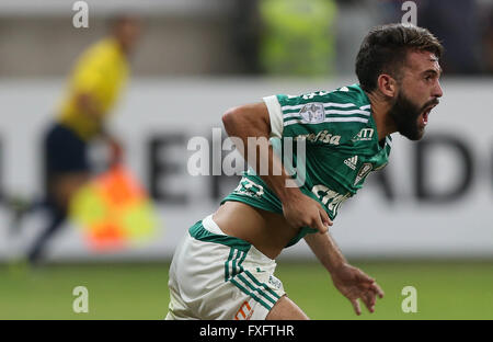 SAO PAULO, BRÉSIL - 14/04/2016 : PALM RIVER PLATE X URU - Le joueur Allione, SE Palmeiras, célèbre son but contre CA River Plate, l'équipe au cours de match valide pour le 6e tour de la phase de groupes de la Copa Libertadores dans l'Allianz Arena Park. Photo : Cesar Greco / FotoArena/Alamy Live News Banque D'Images