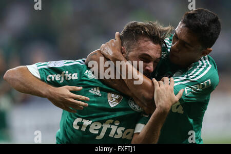 SAO PAULO, BRÉSIL - 14/04/2016 : PALM RIVER PLATE X URU - Le joueur Allione, SE Palmeiras, célèbre son but contre CA River Plate, l'équipe au cours de match valide pour le 6e tour de la phase de groupes de la Copa Libertadores dans l'Allianz Arena Park. Photo : Cesar Greco / FotoArena/Alamy Live News Banque D'Images