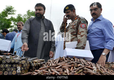 Accueil Ministre de Balochistan Sarfaraz Bugti et munitions saisies l'examen des outils de guerre récupéré de mécréants durant la recherche de la paix dans différentes parties du Baloutchistan, au F.C siège à Quetta le Vendredi, Avril 15, 2016. Banque D'Images