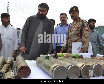 Accueil Ministre de Balochistan Sarfaraz Bugti et munitions saisies l'examen des outils de guerre récupéré de mécréants durant la recherche de la paix dans différentes parties du Baloutchistan, au F.C siège à Quetta le Vendredi, Avril 15, 2016. Banque D'Images