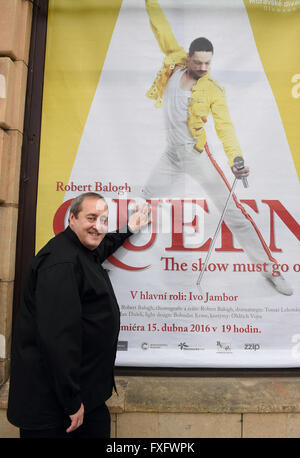 Olomouc, République tchèque. Apr 15, 2016. Peter Freestone signe le livre de cuisinier Royal de Freddie Mercury à Olomouc, République tchèque, le 15 avril 2016. Peter Freestone était Freddie Mercury's assistant personnel pour les 12 dernières années de sa vie. © Ludek Perina/CTK Photo/Alamy Live News Banque D'Images