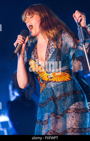 Turin Italie. 14 avril 2016. Le groupe de rock indépendant Anglais FLORENCE AND THE MACHINE en concert sur scène à PalaAlpitour au cours de la 'Comment Grand Tour' Credit : Rodolfo Sassano/Alamy Live News Banque D'Images