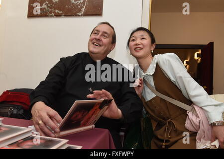 Olomouc, République tchèque. Apr 15, 2016. Peter Freestone, gauche, signe le livre de cuisinier Royal de Freddie Mercury à Olomouc, République tchèque, le 15 avril 2016. Peter Freestone était Freddie Mercury's assistant personnel pour les 12 dernières années de sa vie. © Ludek Perina/CTK Photo/Alamy Live News Banque D'Images