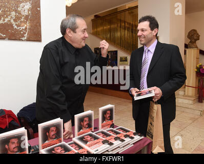 Olomouc, République tchèque. Apr 15, 2016. Peter Freestone, gauche, signe le livre de cuisinier Royal de Freddie Mercury à Olomouc, République tchèque, le 15 avril 2016. Peter Freestone était Freddie Mercury's assistant personnel pour les 12 dernières années de sa vie. © Ludek Perina/CTK Photo/Alamy Live News Banque D'Images