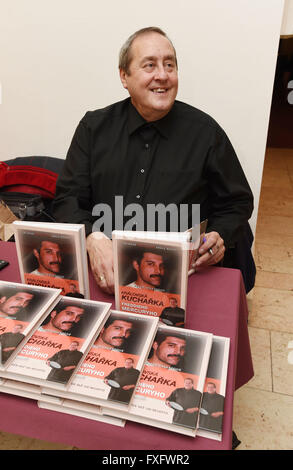 Olomouc, République tchèque. Apr 15, 2016. Peter Freestone signe le livre de cuisinier Royal de Freddie Mercury à Olomouc, République tchèque, le 15 avril 2016. Peter Freestone était Freddie Mercury's assistant personnel pour les 12 dernières années de sa vie. © Ludek Perina/CTK Photo/Alamy Live News Banque D'Images