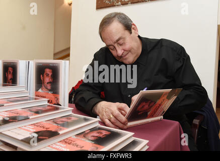 Olomouc, République tchèque. Apr 15, 2016. Peter Freestone signe le livre de cuisinier Royal de Freddie Mercury à Olomouc, République tchèque, le 15 avril 2016. Peter Freestone était Freddie Mercury's assistant personnel pour les 12 dernières années de sa vie. © Ludek Perina/CTK Photo/Alamy Live News Banque D'Images