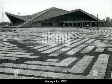 1967 - Le Gymnase olympique Komazawa est une structure multiangular, coin 4 000 spectateurs pour les événements de lutte. Parc Olympique de Tokyo prêt pour les jeux : Le Komzawa le parc olympique, à six kilomètres de Tokyo a été achevé cette semaine. Les 410 000 mètres carrés qui a coûté quatre milliards six cent millions de yen, enferme le stade d'athlétisme, un gymnase, un terrain de base-ball et de hockey sur gazon, soustraire, volley-ball, Jeux Olympiques Memorial Tower qui est aussi une tour de contrôle, un plaza, et des aires de stationnement. (Crédit Image : © Keystone Photos USA/ZUMAPRESS.com) Banque D'Images