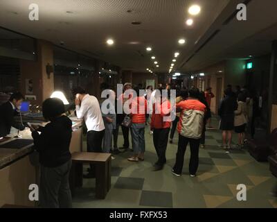 Kumamoto, Japon. Apr 16, 2016. Les gens se rassemblent dans un hall de l'hôtel après un séisme dans le sud-ouest de Kumamoto, Japon, le 16 avril 2016. La Préfecture de Kumamoto au sud-ouest du Japon a été frappé par un nouveau séisme de magnitude-7.1 le samedi à 1:25 heure locale. © Liu Tian/Xinhua/Alamy Live News Banque D'Images