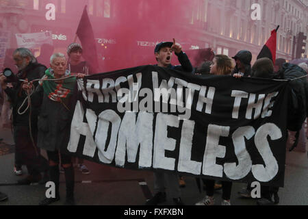 Londres, Royaume-Uni. Apr 15, 2016. Des manifestants à Oxford circus brandis un une banderole en solidarité avec les sans-abri de plus en plus la communauté mars à protester contre le traitement des personnes sans domicile au Royaume-Uni. Credit : Thabo Jaiyesimi/Alamy Live News Banque D'Images