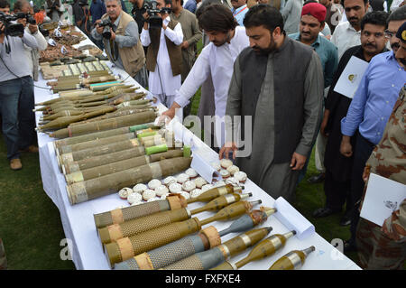 Quetta. Apr 15, 2016. Le personnel de sécurité pakistanais afficher les armes saisies et de munitions dans le sud-ouest du Pakistan Quetta le 15 avril 2016. Les forces de sécurité pakistanaises ont saisi une énorme cache d'armes et de munitions au cours d'une opération secrète près de la frontière dans le Pak-Afghan la province du Baloutchistan au Pakistan. Credit : Tarek/Xinhua/Alamy Live News Banque D'Images