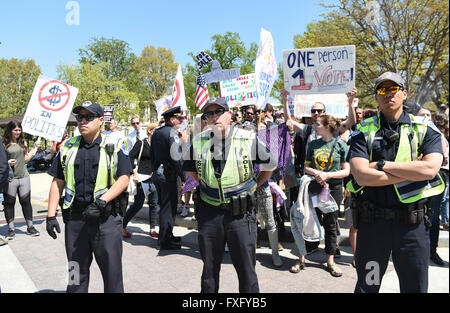 Washington, DC, USA. Apr 15, 2016. Les gens prennent part à un rassemblement contre la politique de l'argent près de la colline du Capitole à Washington, DC, États-Unis, le 15 avril 2016. Credit : Bao Dandan/Xinhua/Alamy Live News Banque D'Images