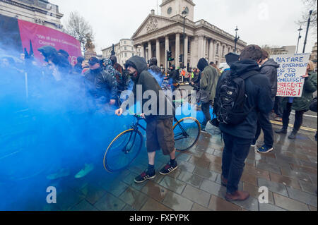 Londres, Royaume-Uni. 15 avril, 2016. Groupe d'action directe qui cuisine des rues qui prend en charge les sans-abri sur les rues de Londres une pause sur leur marche sous la pluie au centre de Londres en solidarité avec les sans-abri de plus en plus comme une fumée bleue flare est déclenchée à Trafalgar Square pour attirer l'attention sur la manifestation. Peter Marshall/Alamy Live News Banque D'Images