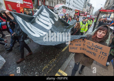 Londres, Royaume-Uni. 15 avril, 2016. La marche avec les sans-abri menée par le groupe d'action directe qui cuisine des rues qui prend en charge les sans-abri sur les rues de Londres et à Oxford St. une bannière géante qui a été difficile ou impossible à lire que c'était portée au-dessus de la tête des gens sur le mois de mars a appelé à "non plus de morts dans nos rues'. Marcheurs ont apporté des tentes, sacs de couchage et des aliments qui ont l'intention de rejoindre les tuer le projet de loi Logement sleepout dans Southwark plus tard. Peter Marshall/Alamy Live News Banque D'Images