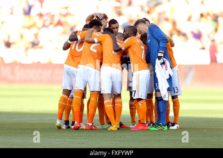 Houston, TX, USA. Apr 15, 2016. Le Dynamo de Houston starters s'entasser avant coup d'envoi du match de saison régulière MLS entre le Dynamo de Houston et le Los Angeles Galaxy de stade BBVA Compass à Houston, TX. Image Crédit : Erik Williams/Cal Sport Media. Credit : csm/Alamy Live News Banque D'Images