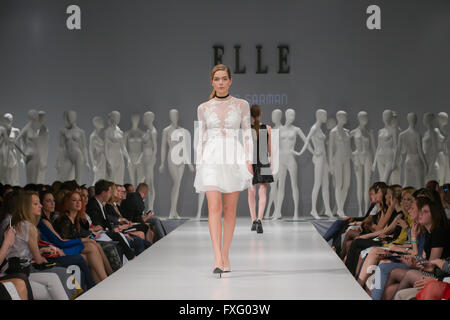 Budapest, Hongrie. Apr 15, 2016. Un modèle présente une création de designer hongrois au cours de Sarman Nora Elle Fashion Show à Budapest, Hongrie, le 15 avril 2016. © Attila Volgyi/Xinhua/Alamy Live News Banque D'Images