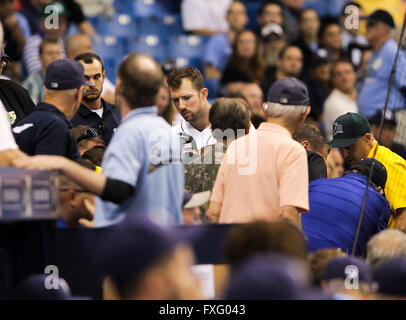 Saint Petersburg, Florida, USA. Apr 15, 2016. Vous VRAGOVIC | fois.Rays de Tampa Bay droit fielder Steven Souza Jr. (20) contrôle d'un ventilateur qui a été frappé par sa fausse balle au cours de la septième manche du match entre les Rays de Tampa Bay et les White Sox de Chicago au Tropicana Field à Saint-Pétersbourg, en Floride le Vendredi, Avril 15, 2016. © Vous Vragovic/Tampa Bay Times/ZUMA/Alamy Fil Live News Banque D'Images