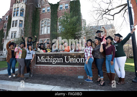 Ann Arbor, MI, USA. Apr 15, 2016. Les anciens élèves des écoles publiques de Detroit posent pour une photo sur le campus avant leur prochain l'obtention du diplôme de l'Université du Michigan à Ann Arbor, MI, le 15 avril 2016. © Mark Bialek/ZUMA/Alamy Fil Live News Banque D'Images