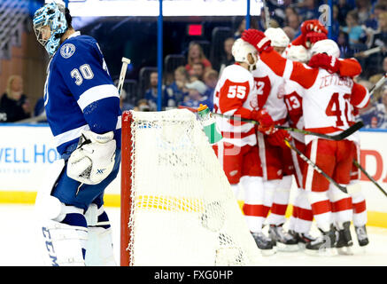 Tampa, Floride, USA. Apr 15, 2016. Le Lightning de Tampa Bay Le gardien Ben Bishop (30) regarde Detroit Red Wings célèbrent leur but par centre Dylan Larkin (71) au cours de l'action de la seconde période de jeu deux des éliminatoires de la coupe Stanley à Amalie Arena. Credit : Dirk Shadd/Tampa Bay Times/ZUMA/Alamy Fil Live News Banque D'Images