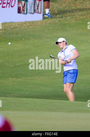 Kapolei, Hawaii, USA. 15 avril 2016 - Katie Burnett jetons dans au 18e trou lors de la troisième ronde de la Lotte Championship présenté par Hershey à Ko Olina Golf Club à Kapolei, HI Crédit : Cal Sport Media/Alamy Live News Banque D'Images