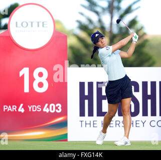 Kapolei, Hawaii, USA. 15 avril 2016 - Danielle Kang frappe dur au 18e trou lors de la troisième ronde de la Lotte Championship présenté par Hershey à Ko Olina Golf Club à Kapolei, HI Crédit : Cal Sport Media/Alamy Live News Banque D'Images