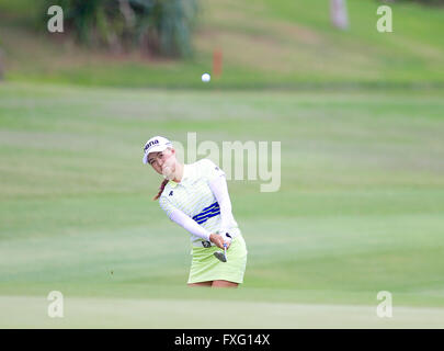 Kapolei, Hawaii, USA. 15 avril 2016 - Minjee Lee sur le 10ème green jetons au cours de la troisième série de championnat Lotte présenté par Hershey à Ko Olina Golf Club à Kapolei, HI Crédit : Cal Sport Media/Alamy Live News Banque D'Images