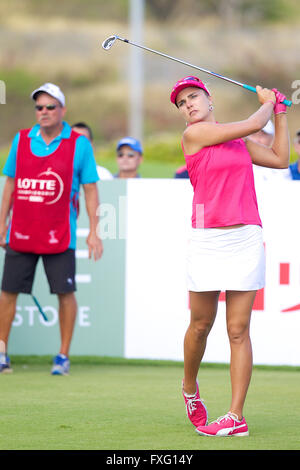 Kapolei, Hawaii, USA. 15 avril 2016 - Lexi Thompson watchers son lecteur sur le 18e trou lors de la troisième ronde de la Lotte Championship présenté par Hershey à Ko Olina Golf Club à Kapolei, HI Crédit : Cal Sport Media/Alamy Live News Banque D'Images