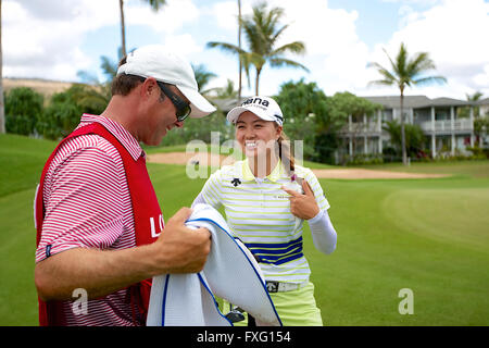 Kapolei, Hawaii, USA. 15 avril 2016 - blagues Minjee Lee avec son caddie sur le 10e trou lors de la troisième ronde de la Lotte Championship présenté par Hershey à Ko Olina Golf Club à Kapolei, HI Crédit : Cal Sport Media/Alamy Live News Banque D'Images