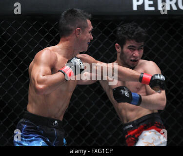 Pasay City, Philippines. Apr 15, 2016. Reece Mclaren (L) se bat contre Muin Gafurov du Tadjikistan au cours de leur match de championnat poids coq un à Pasay, Philippines, le 15 avril, 2016. Mclaren a remporté par décision unanime. Credit : Rouelle Umali/Xinhua/Alamy Live News Banque D'Images