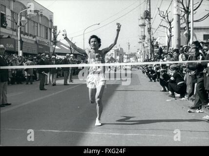 1976 - Un nombre sans précédent de 10 700 coureurs Jeunes et vieux, hommes et femmes, de participer à l'ome à Tokyo Marathon : le 20 février, le 11e Marathon de l'OME a décollé de l'ome ville, et peut-être le plus grand nombre de participants de 10 700 s'est joint à cette course sur route. En commençant par le Men's open 30 km, il y a 8 autres évidement de différentes catégories, telles que 10 kilo pour garçons 10 kilos pour les femmes, 10 kilos pour plus de 70 ans, 60 ans, 50 ans et 40 ans. Le vainqueur de l'open masculin a été employé d'Ajisawa Yoshir Konishiroku Film Company, qui a été pointé à lhr:34 : Banque D'Images