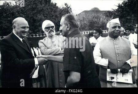 1976 - L'Envoyé spécial du Premier Ministre M. Mohd. Message d'Ynas ambassadeur soviétique Mr.J Maltsev à la réception qui a précédé la réunion tenue sous les auspices du Conseil indien des affaires du monde à Sapru House à New Delhi le lundi 25 octobre 1976 - dans la célébration de la JOURNÉE DES NATIONS UNIES. Le Ministre des affaires extérieures de l'Union M. Y.B Chavan qui est adressé à la réunion et M. Swaran Singh, l'ICWA président sont également voir sur la photo. © Keystone Photos USA/ZUMAPRESS.com/Alamy Live News Banque D'Images