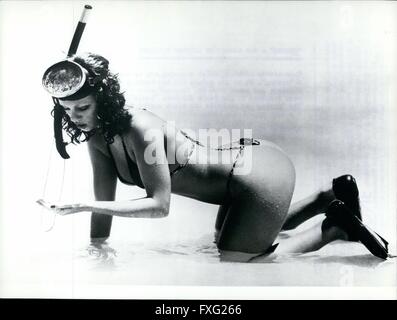 1976 - '' G-string bikini floss les dernières modes en maillot : ce petit rien, ce qui est vu portant Eva charmante, il est appelé un ''string''. Il s'agit du plus récent succès pour le bain de soleil et de ventilateur et vient de Saint Tropez/Franca-destiné à être la réponse européenne à l'Amérique du Sud ''tanga''. Le ''string'' est probablement l'équipement droit pour un ''excursion de pêche''-un très appétissant appât. © Keystone Photos USA/ZUMAPRESS.com/Alamy Live News Banque D'Images