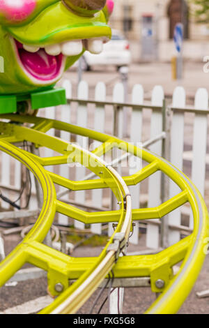 Roller Coaster avec train en forme de chenille verte Banque D'Images