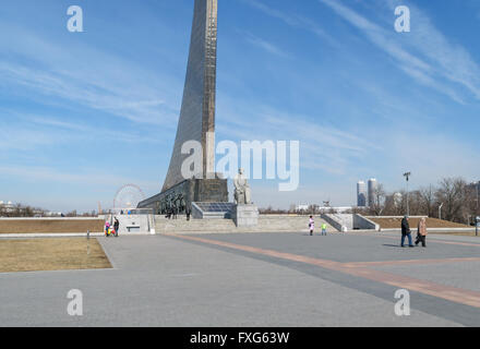 Moscou, Russie - le 29 mars 2016 : personnes près de le monument au fondateur de l'astronautique Tsiolkovsky, près de l'entrée de VDNH Banque D'Images