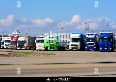 Karlskrona, Suède - 7 Avril, 2016 : Rangée de camions garés en attente de lecteur sur le ferry dans le terminal dans le port. Driver Banque D'Images