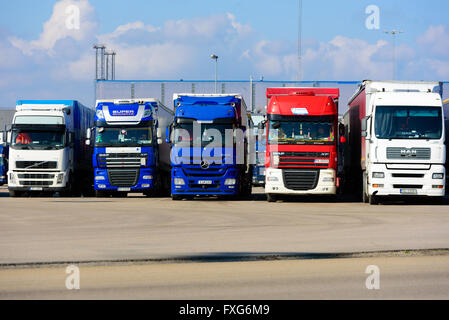 Karlskrona, Suède - 7 Avril, 2016 : Rangée de camions garés en attente de lecteur sur le ferry dans le terminal dans le port. Driver Banque D'Images
