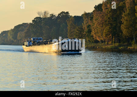 Yggdrasi cargo noir sur le canal Mittelland, Hannover-nordhafen, Hanovre, Basse-Saxe, Allemagne Banque D'Images