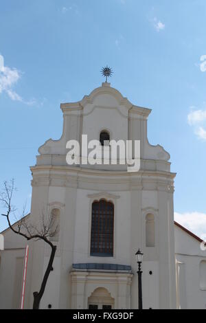 Superbe blanc de l'église orthodoxe avec façade sur star top, mai, 4, 2015, Minsk, Bélarus Banque D'Images