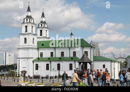 Beau complexe blanc de Minsk orthodoxe Cathédrale de l'Esprit-Saint avec toit vert,mai, 4, 2015, Minsk, Bélarus Banque D'Images