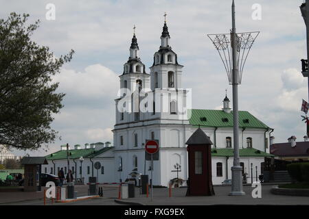 Panorama sur la cathédrale orthodoxe de Minsk blanc Saint-esprit Église sous dômes verts, Mai,4, 2015, Minsk, Bélarus Banque D'Images