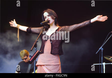 Andrea Corr jouait avec le Corr's au festival de Glastonbury 1999, Somerset, Angleterre, Royaume-Uni. Banque D'Images