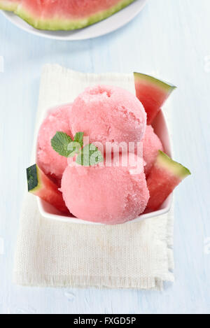 La crème glacée, sorbet de pastèque à la menthe et des tranches décorées Banque D'Images