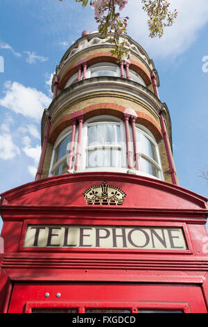 L'une des cabines téléphoniques rouges de Londres, ou des kiosques, conçu par Sir Giles Gilbert Scott, Banque D'Images