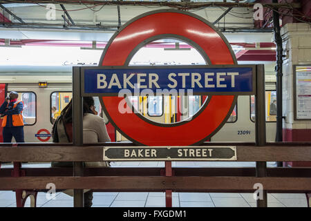 La station de Baker Street sign on London's underground. Banque D'Images