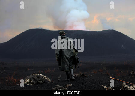 Rangers du parc national des Virunga en République démocratique du Congo à la tête d'une tournée à l'éruption du volcan Nyamulagira récemment. Banque D'Images