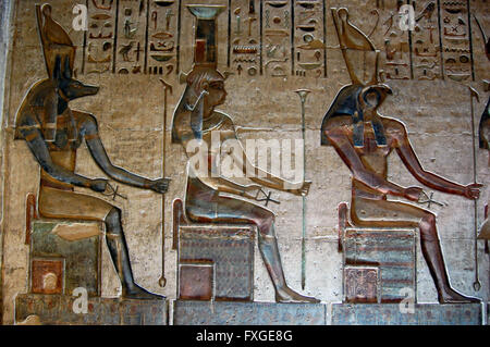 Sculpture sur un mur avec de la peinture couleur hiéroglyphique, dans la Vallée des Rois, Louxor, Egypte Banque D'Images