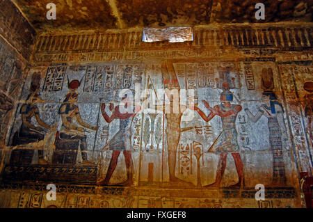 Sculpture sur un mur avec de la peinture couleur hiéroglyphique, dans la Vallée des Rois, Louxor, Egypte Banque D'Images