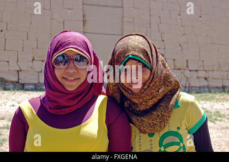 Deux filles musulmanes Egyption moderne moderne branché un hijab en jaune vif et violet Banque D'Images