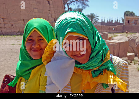 Deux filles musulmanes Egyption moderne moderne branché un hijab en jaune clair et vert Banque D'Images