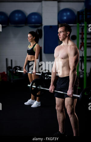 L'homme et la femme barbell levage Banque D'Images